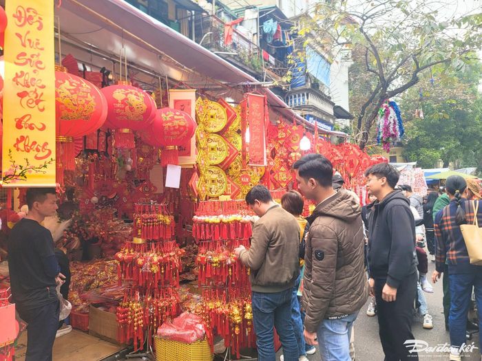 Lượng người quá đông khiến con phố này chật chội hơn.