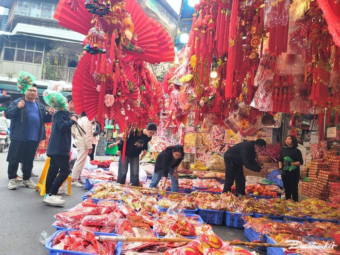 Cảnh mua bán tấp nập từ sáng đến đêm, kéo dài nhiều ngày nay trên phố Hàng Mã.