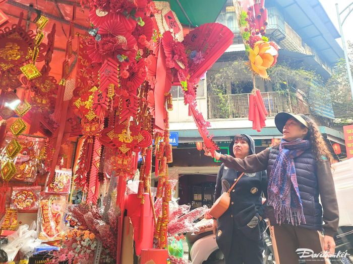 Bà Thanh Hồng (sống tại Khu đô thị Royal City, quận Thanh Xuân, thành phố Hà Nội) cùng hàng xóm đi mua đồ trang trí tết cho cư dân tổ dân phố. Theo bà, năm nay, thị trường ra nhiều mẫu mã phong phú hơn những năm trước.