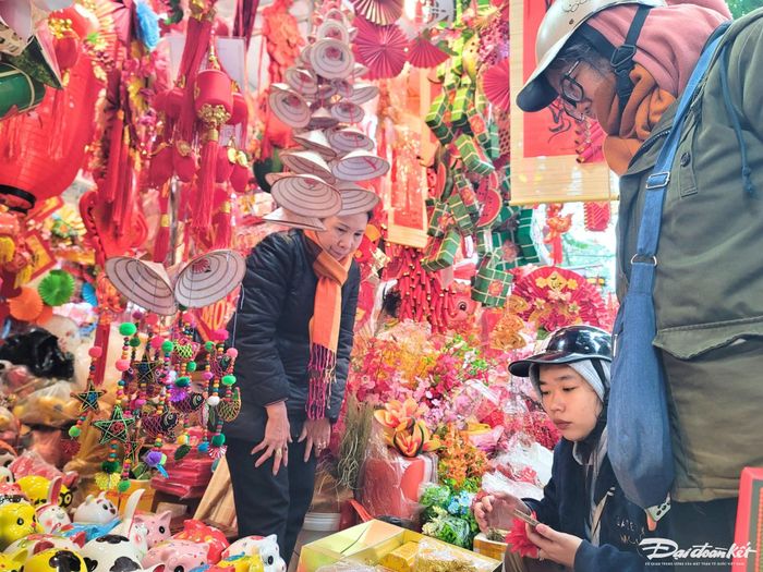 Nhiều bạn trẻ cũng có mặt tại đây để sắm đồ trang trí Tết.