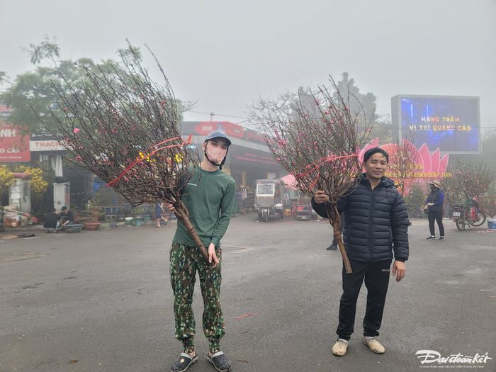 Anh Đào Văn Toan, 42 tuổi, quê ở Bắc Ninh cho biết, sáng nay sương mù dày đặc, anh chạy xe đi bán đào qua cầu Nhật Tân tầm nhìn khoảng 20 m đổ lại, không khác gì "săn" mây ở Sapa. "Mặc dù đào đã nở nhiều nhưng nay 23 tháng Chạp rồi mà khách mua vẫn rất ít, không như các năm trước", anh Toan chia sẻ.