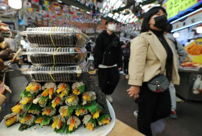  Món mayak gimbap xếp chồng lên nhau tại khu chợ Hàn Quốc. Ảnh: Newsis.