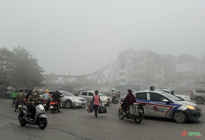 Các phương tiện phải bật đèn khi di chuyển để tránh va chạm. Ảnh: VIỆT TRUNG