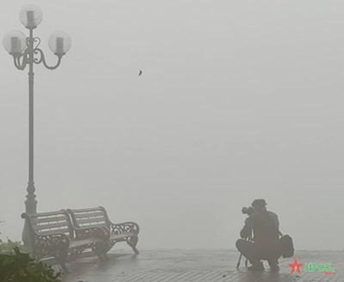  Nhiều nghệ sĩ nhiếp ảnh đi chụp lưu lại khoảnh khắc sương mù dày đặc. Ảnh: TRỌNG HẢI