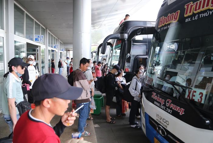 Người dân chờ lên xe từ Đà Nẵng về các tỉnh phía Bắc sáng 1-2.