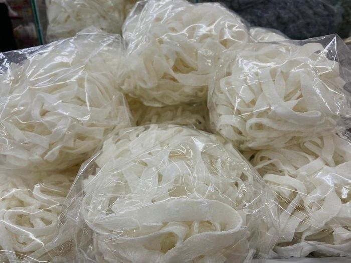 Mứt dừa là sản phẩm được nhiều người tiêu dùng lựa chọn vào dịp Tết. Ảnh: Thảo Minh.