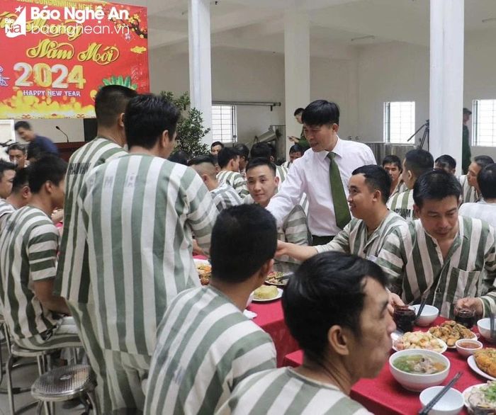  Tại bữa cơm, các cán bộ của Trại tạm giam Công an tỉnh đã chúc mừng và động viên phạm nhân cố gắng cải tạo tốt để sớm trở về với cộng đồng. Ảnh: Xuân Hạnh 