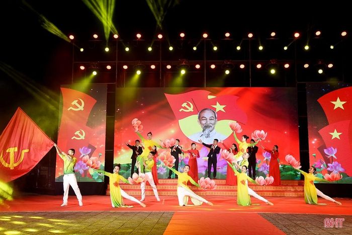 Những tiết mục hát múa ca ngợi Đảng, mừng mùa xuân, hát về quê hương sôi động, ý nghĩa được các địa phương sôi nổi tổ chức.