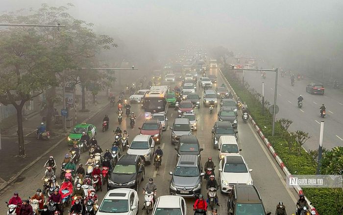 Theo các chuyên gia, hiện tượng sương mù là đặc trưng ở Hà Nội và các tỉnh miền Bắc trong mùa đông, gây giảm tầm nhìn, ảnh hưởng tới các hoạt động giao thông. 