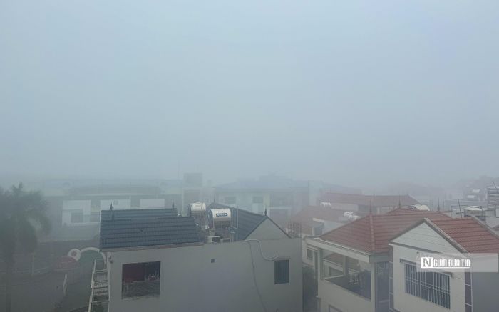 9h sáng, lớp sương mù vẫn dày đặc.