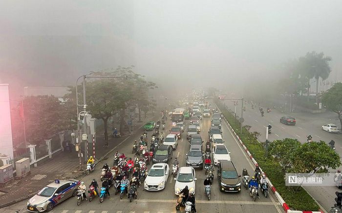 Theo Trung tâm Dự báo khí tượng thủy văn quốc gia, ngày 2/2, thời tiết tại Hà Nội tăng nhiệt, nhiệt độ dao động từ 19 - 24 độ C. Tuy nhiên, trời có mưa nhỏ vài nơi, riêng sáng sớm và đêm có mưa nhỏ, mưa phùn và sương mù, trời rét.