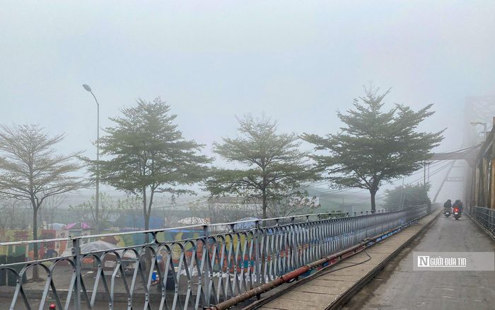Hình ảnh cầu Long Biên sáng 2/2.