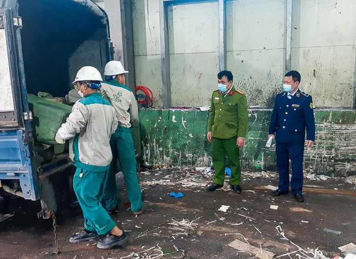 Tổ công tác kiểm tra hàng hóa.