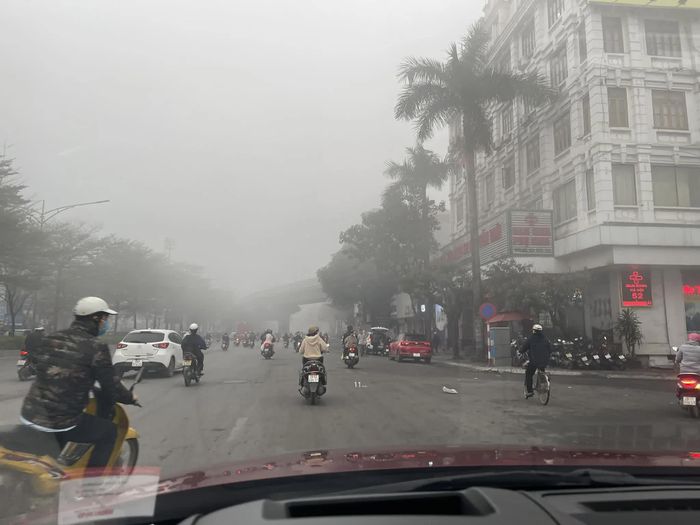 Trong điều kiện sương mù khó quan sát, tài xế cần giữ khoảng cách an toàn với xe phía trước.