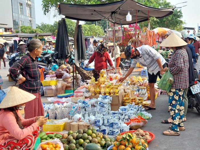Mua hoa tươi, nhang đèn cho mâm lễ