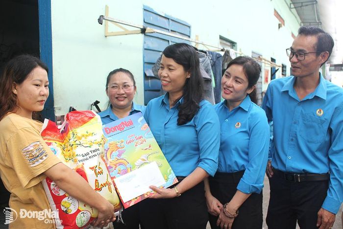Liên đoàn Lao động H.Trảng Bom thăm, tặng quà công nhân có hoàn cảnh khó khăn đón Tết xa quê. Ảnh: NGUYỄN HÒA