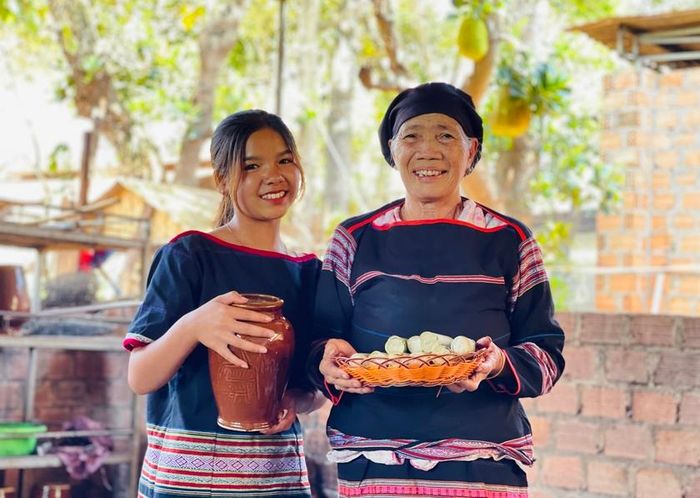Theo bà H'Nut, mỗi người phụ nữ Jrai sẽ có một bí quyết riêng để món ăn do mình chế biến đậm vị và tạo ấn tượng khó quên. Ảnh : Mai Ka