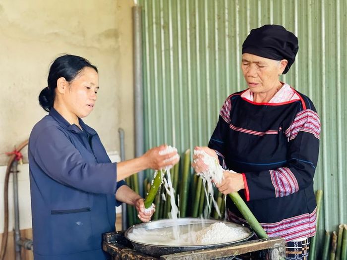 Bà H’Nut (bên phải) là tay bếp cừ khôi trong việc chế biến cơm lam. Ảnh: Mai Ka