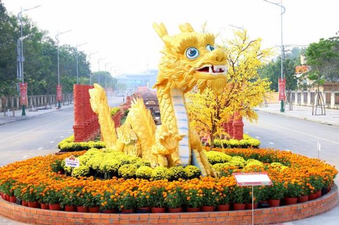 Linh vật rồng với gam màu tươi sáng được trang trí trên Đường gốm và hoa mừng Xuân Giáp Thìn năm 2024.