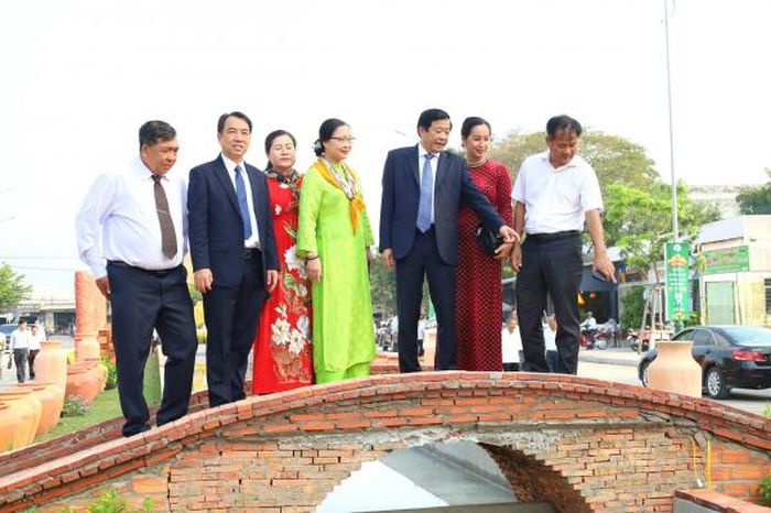 Vĩnh Long khai mạc Đường gốm và hoa mừng Xuân Giáp Thìn năm 2024.