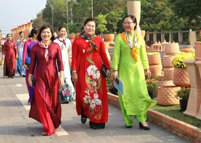 Đường gốm và hoa phục vụ nhân dân từ 23 đến hết mùng 10 Tết.