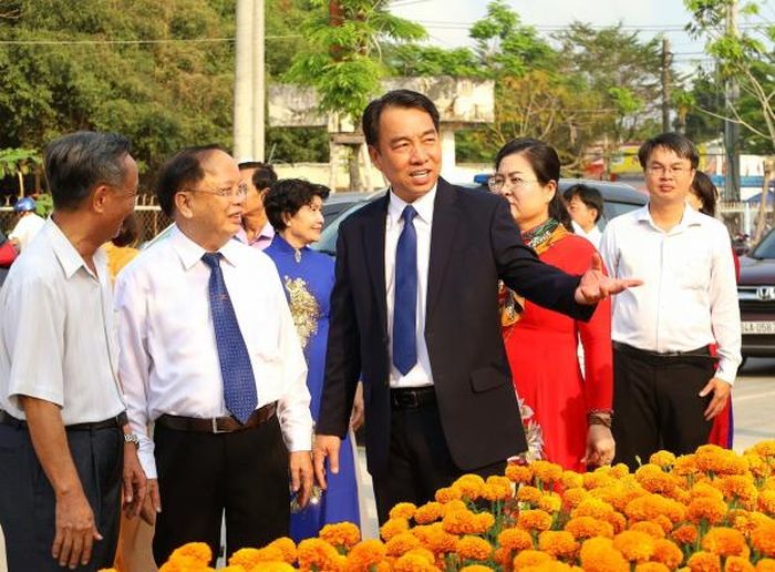 Công trình có tổng chiều dài 700 m, rộng hơn 9 m, sử dụng trên 2.000 sản phẩm gốm đỏ các loại do Vĩnh Long sản xuất, trải dài từ cổng chào đến khu hành chính tỉnh.