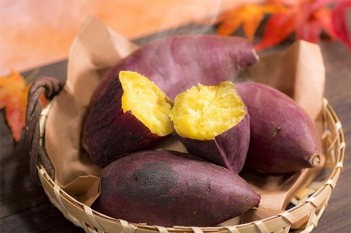 Khoai lang rất giàu beta-carotene được chuyển hóa thành vitamin A trong cơ thể.