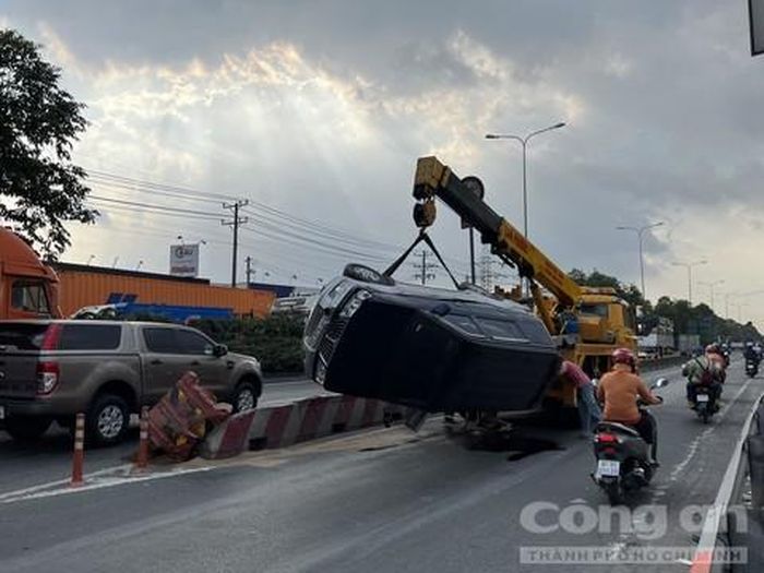 Xe cứu hộ di dời hiện trường.