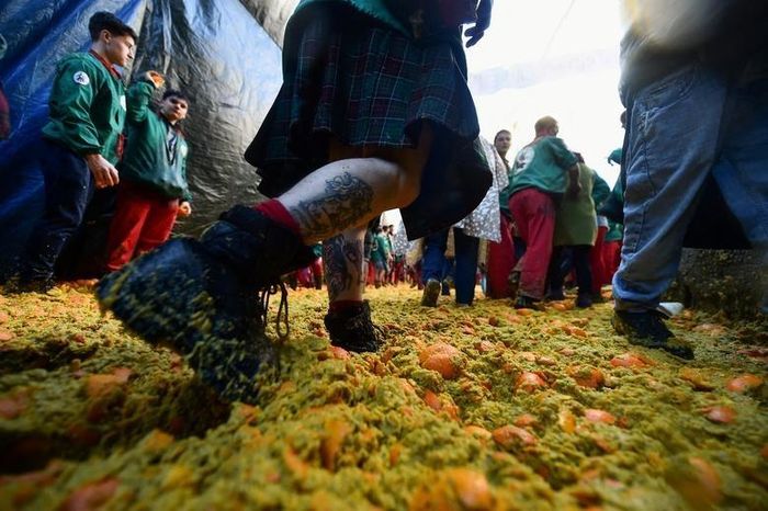Có nhiều ghi chép khác nhau về nguồn gốc của lễ hội này. Câu chuyện phổ biến nhất là lễ hội cam dùng để ăn mừng cuộc nổi dậy của người dân thành phố chống lại người cai trị tàn bạo vào thế kỷ 12.