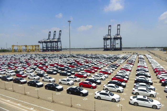  Ôtô nhập khẩu nguyên chiếc trong năm 2023 cũng ghi nhận sụt giảm mạnh. Ảnh: Tùng Tin. 