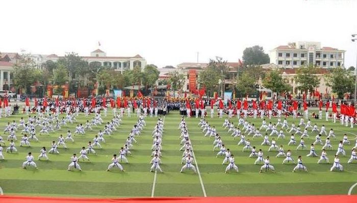 Màn trình diễn võ Karatedo do các em võ sinh Câu lạc bộ Võ Karatedo Đặng Dũng - Xã Đông Yên biểu diễn.