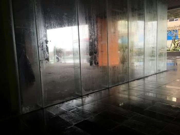 Hiện tưởng phổ biến là một lớp sương mờ bao phủ kín, sàn nhà ẩm ướt khiến nhiều người khó chịu.