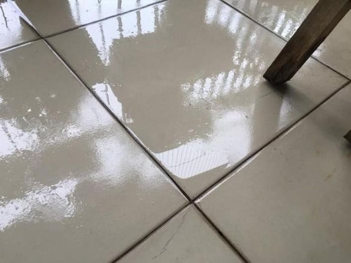 Mặc dù là thời tiết đặc trưng ở Bắc Bộ thế nhưng không ít người cảm thấy rất khó chịu với nó, bởi lẽ độ ẩm không khí cao khiến hơi nước trong không khí bị ngưng tụ và đọng lại trên bề mặt của đồ vật.