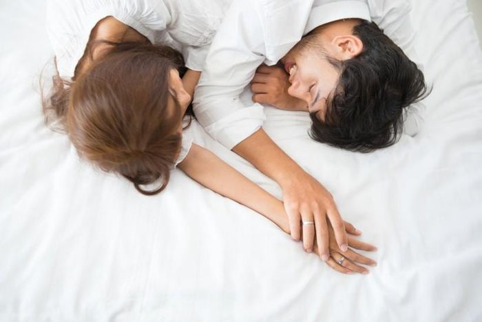 Trong tình yêu, chia sẻ đồng nghĩa với quan tâm. (Ảnh: ITN).