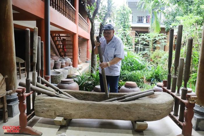 Ông Phúc cho biết, những điệu hát, tiếng cồng, tiếng khua luống (cối giã gạo bằng gỗ) của người Thái đã ăn sâu vào tiềm thức, thôi thúc ông làm nên bảo tàng này. (Ảnh: Phạm Tâm)