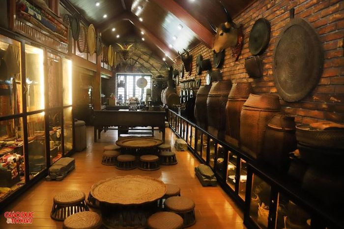 Căn nhà rộng chừng 300m2 được ông Phúc chia thành nhiều khu vực, trưng bày thành từng nhóm theo chức năng và ý nghĩa một cách khoa học. (Ảnh: Phạm Tâm)
