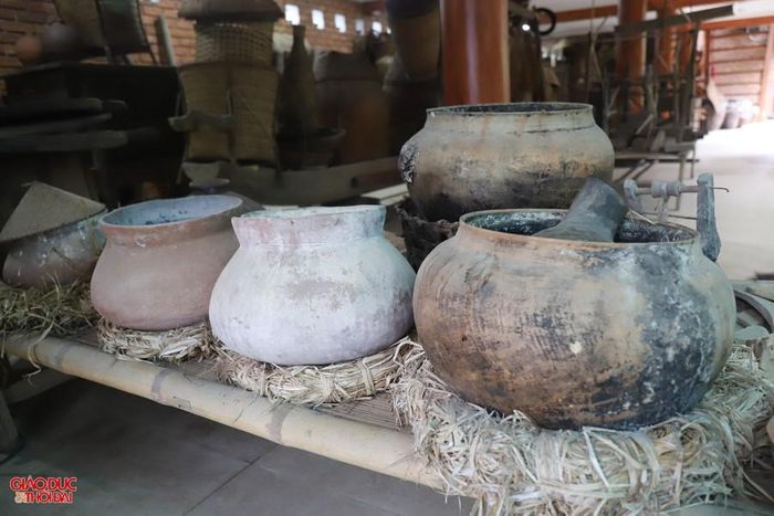 Năm 1992, ông Phúc chuyển công tác ra thị trấn Con Cuông. Để lưu giữ nét đẹp truyền thống của dân tộc, ông bắt đầu sưu tầm những cổ vật, đồ dùng gắn liền với người Thái. (Ảnh: Phạm Tâm)