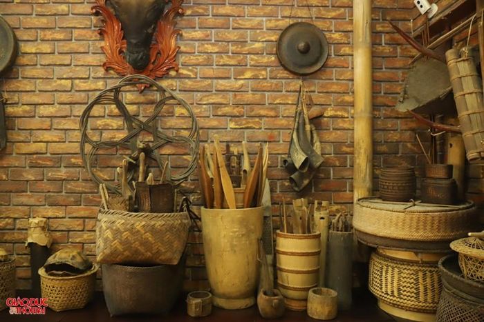 Dưới tầng trệt, ông Phúc trưng bày các dụng cụ sản xuất, săn bắt, hái lượm, đồ sinh hoạt hàng ngày. (Ảnh: Phạm Tâm)