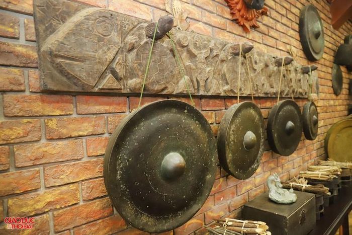Trong những chuyến đi, có dịp ghé thăm các bản, làng ở tỉnh Nghệ An, Thanh Hóa… thấy món đồ nào ưng ý, ông Phúc đều đến hỏi mua. (Ảnh: Phạm Tâm)