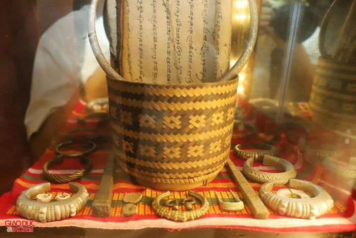 Đồ trang sức như vòng tay, khuyên tai, cài tóc, kiềng đeo cổ bằng bạc... (Ảnh: Phạm Tâm)