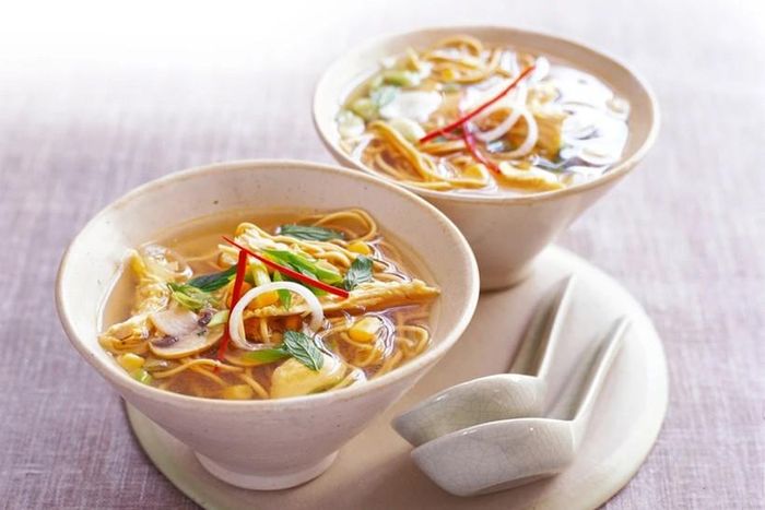 Công thức này mang hơi hướng món súp cổ điển của Trung Quốc với việc sử dụng gừng, thịt gà và ngô ngọt mang lại cảm hứng cho bữa ăn giữa mùa đông. Là một bữa ăn ít chất béo, ít calo, giàu protein, món súp nhẹ nhàng này có thể giúp bạn giảm bớt cơn thèm ăn những chất béo độc hại.