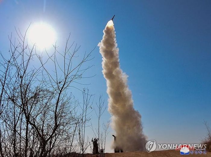 Triều Tiên phóng tên lửa hành trình đất đối không hôm 2/2. Ảnh: KCNA