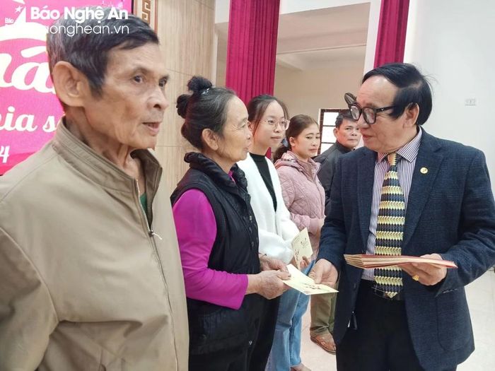  Trao tặng quà Tết cho các hộ nghèo, hộ có hoàn cảnh đặc biệt khó khăn ở xã Hưng Thông (Hưng Nguyên). Ảnh: Thu Hương 