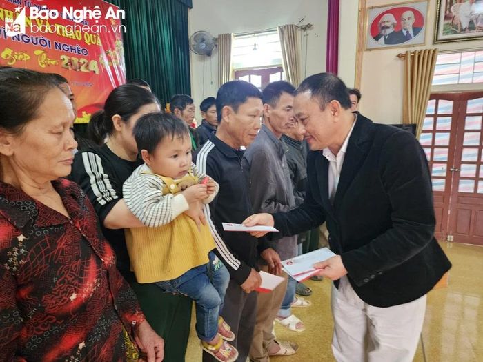  Tặng quà đến người nghèo xã Thanh Khai. Ảnh: P.V 