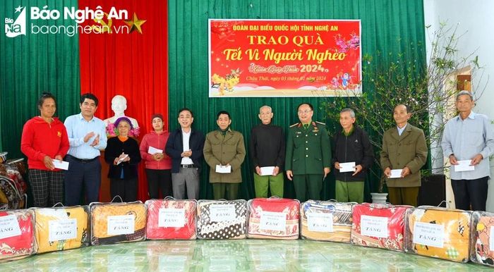  Đại biểu Quốc hội tặng quà Tết các gia đình có hoàn cảnh khó khăn tại xã Châu Thái (Quỳ Hợp). Ảnh: Thành Cường 