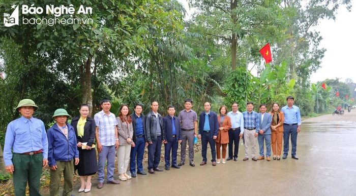  Chi bộ Ban Tuyên giáo Tỉnh ủy trao tặng đường cờ Tổ quốc cho nhân dân xóm Hưng Thịnh, xã Hưng Tây, huyện Hưng Nguyên. Ảnh: Kiều Hoa 