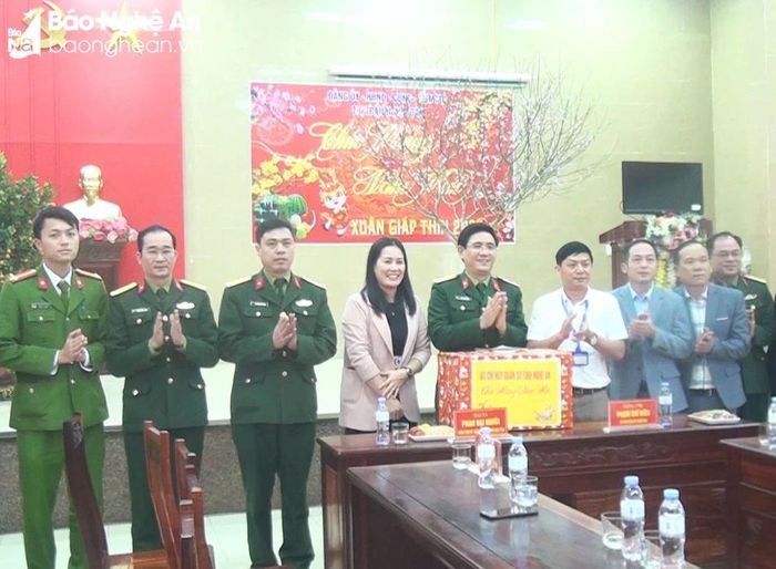  Đồng chí Phan Đại Nghĩa tặng quà, chúc Tết Đảng ủy, HĐND, UBND, Ủy ban MTTQ thị trấn Nghĩa Đàn. Ảnh: Đức Anh 