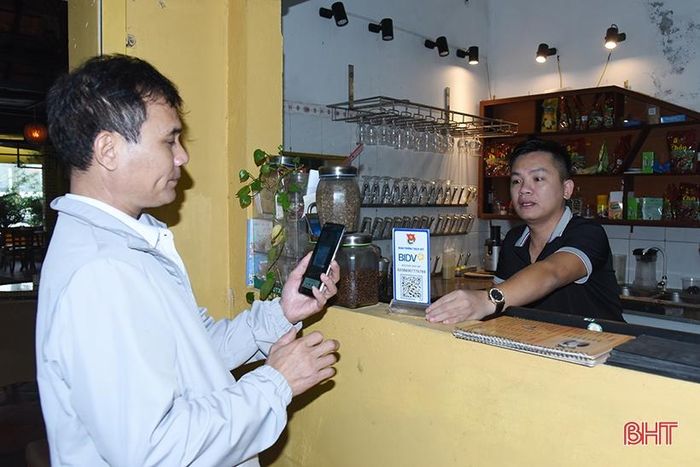 Khách hàng thanh toán không dùng tiền mặt tại cà phê Moon Garden, đường Nguyễn Công Trứ (TP Hà Tĩnh).