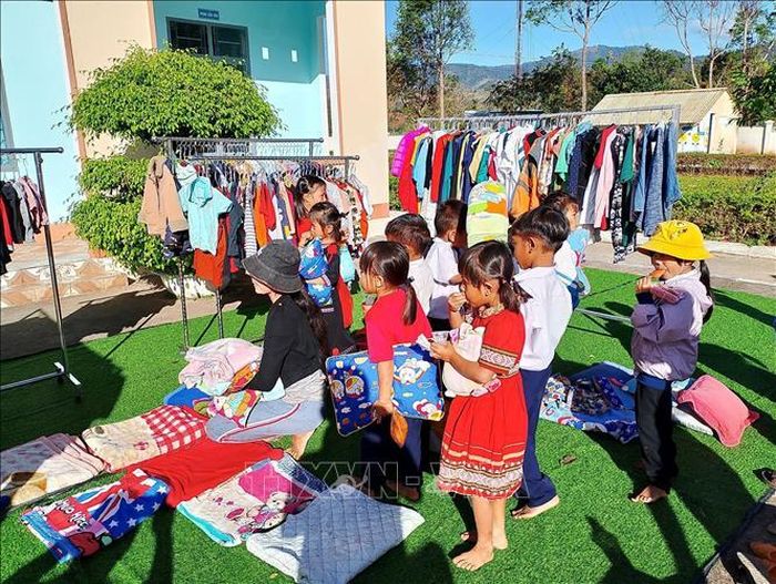 "Gian hàng quần áo 0 đồng" được giáo viên Trường Tiểu học xã Đăk Pxi (huyện Đăk Hà) tổ chức nhằm động viên tinh thần của các em học sinh nhân dịp Tết Nguyên đán Giáp Thìn 2024.