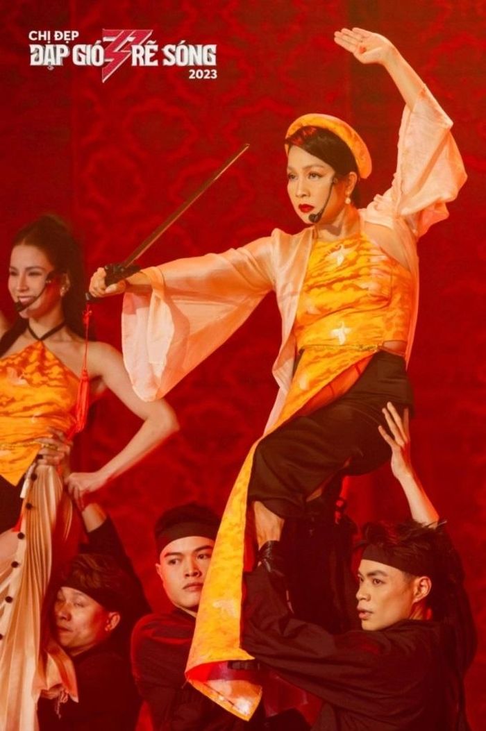 Mỹ Linh thực hiện nhiều vũ đạo khó tại Chị đẹp đạp gió rẽ sóng.
